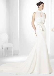 فستان زفاف أبيض مع تقويرة رسن