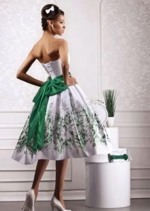 Vestido de novia con cinturón verde y estampado