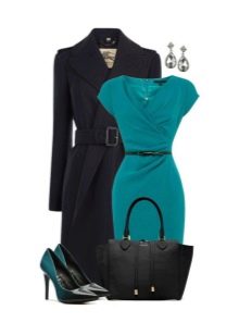 Pakaian berwarna turquoise dengan aksesori hitam