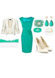 Des accessoires blancs pour une robe turquoise