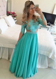 Gaun malam panjang dalam warna turquoise dengan renda