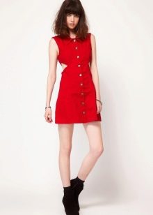 Czerwona sukienka dżinsowa