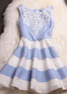 Modré a bílé šaty