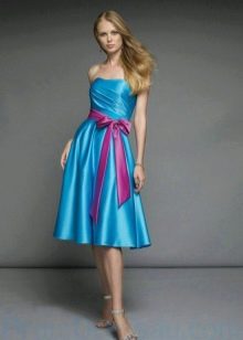 Růžový pásek k modrým šatům
