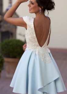 Gaun biru dan putih yang cantik