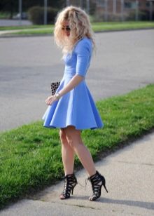 vestito blu con maniche