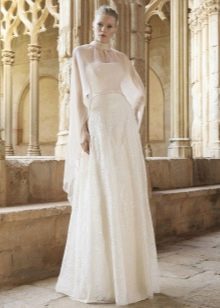 Gaun pengantin oleh Raimon Bundo dengan jubah