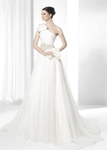 Gaun pengantin satu bahu karya Franc Sarabia