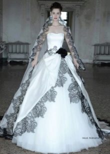 Sodri vestuvinė suknelė iš Atelier Aimee su juodais nėriniais