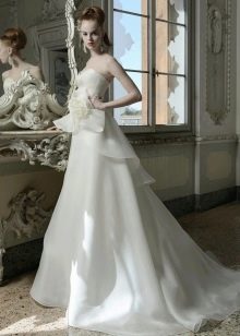Сватбена рокля от Atelier Aimee с цвете