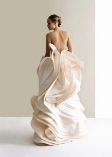 Vestit de núvia d'Antònia Riva amb un tall inusual
