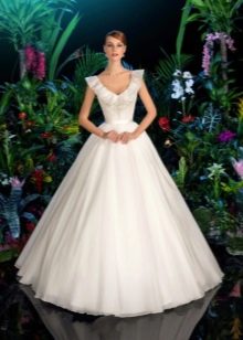 Low-waisted wedding puffy dress