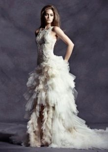 Gaun pengantin dengan tali lebar