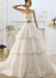 Gaun pengantin dengan ikat pinggang kontras