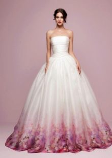 Suknia ślubna w bujnym kolorze;