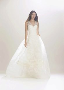 Bujna suknia ślubna z koronkowymi paskami