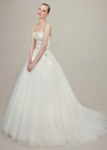 Класическа сватбена рокля с кристали