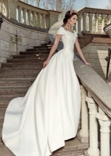 Vestido de noiva clássico com cauda
