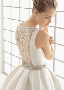 Vestido de noiva clássico com ilusão fechada nas costas