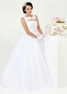 Сватбена рокля от колекция Simple White на Kookla с изрезка