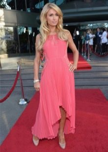 Paris Hilton con un vestido coral