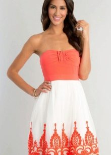 Коралова рокля в комбинация с бяло