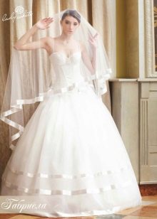 Bröllopsklänning från kollektionen Melody of Love av Lady White i prinsessstil