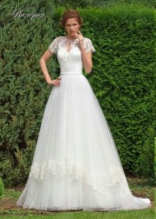 gaun pengantin dari Lady White dengan renda