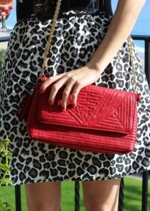 Červená manikúra pre leopardie šaty