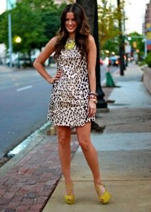 Geltoni batai prie leopardo suknelės