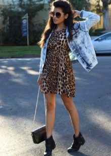 Jeansjacke und schwarze Stiefel für einen Leopardenkleid-Look