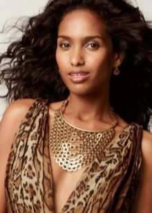Leopardí šaty a zlaté šperky k tomu