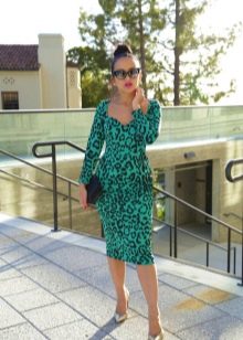 Vestido verde con estampado de leopardo
