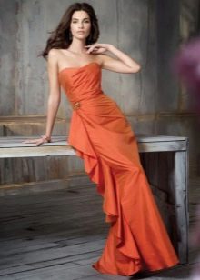 Orangefarbenes Kleid