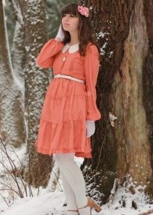 Orangefarbenes Kleid mit weißer Farbe