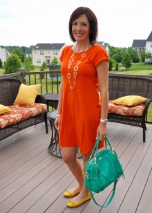 Oranža kleita kombinēta ar dažādām krāsām