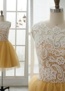 Renda putih pada gaun mustard