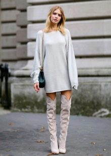 Warm grijze jurk met hoge laarzen