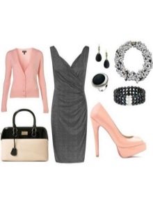 Des accessoires roses pour une robe grise