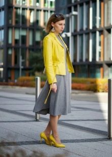 Žlutý kardigan a žluté boty k šedým šatům