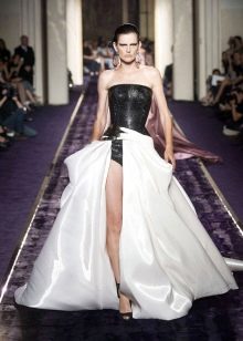 Gaun pengantin Versace dengan korset hitam