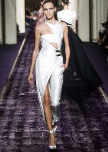 Gaun pengantin Versace dengan potongan