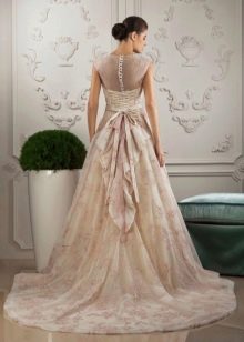 Gaun pengantin dari Tanya Grig dengan busur