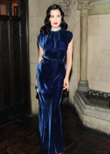Dita fon Tīza tumši zilā samta kleitā