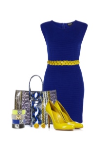 Gele schoenen voor een donkerblauwe jurk