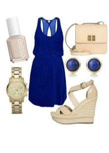 Smėlio spalvos sandalai ir smėlio spalvos aksesuarai prie tamsiai mėlynos spalvos suknelės