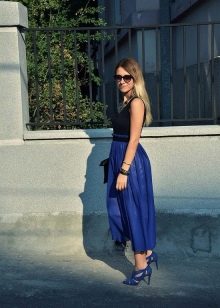 Sandale albastre la o rochie bleumarin