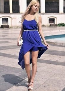 Marineblauwe jurk, kort aan de voorkant en langwerpig aan de achterkant