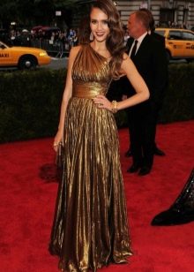 Jessica Alba en robe dorée