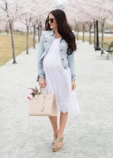 Бяла рокля с права кройка за бременни